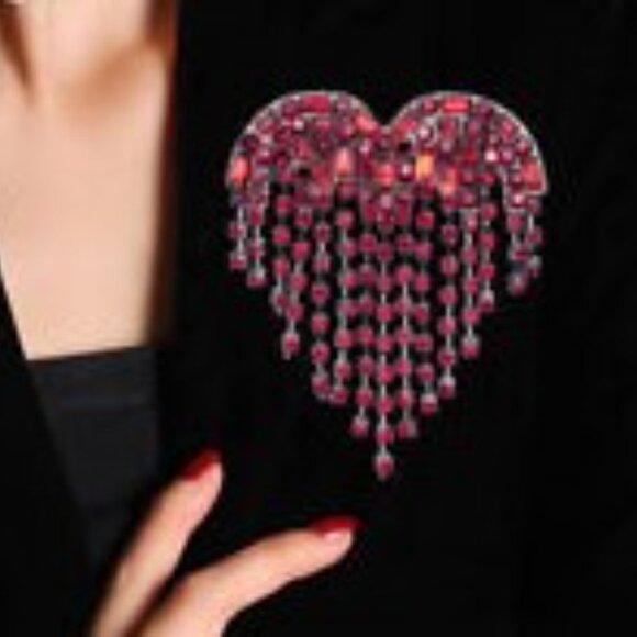 Beautiful  Bleeding Heart Brooch - Picture 1 of 3